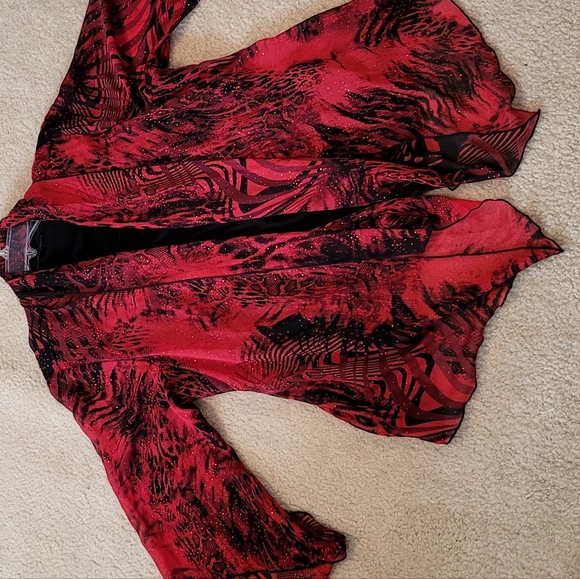 Fancy semi-sheer cascading flowy top over black tank. 1X - Picture 5 of 10